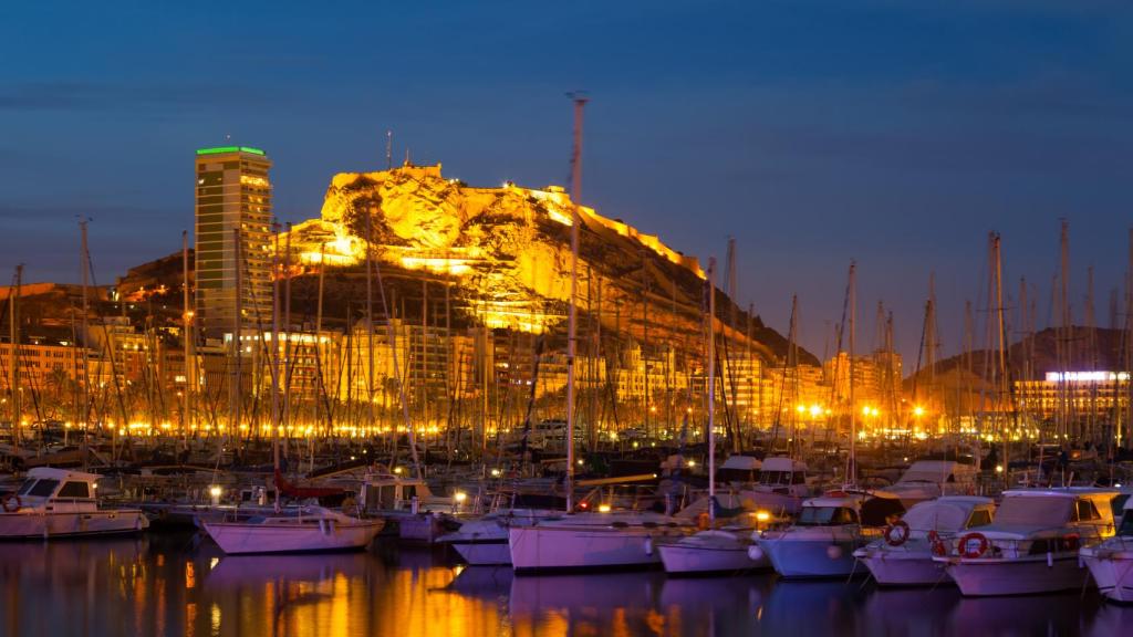 El Castillo de Santa Bárbara visto desde el Puerto de Alicante.