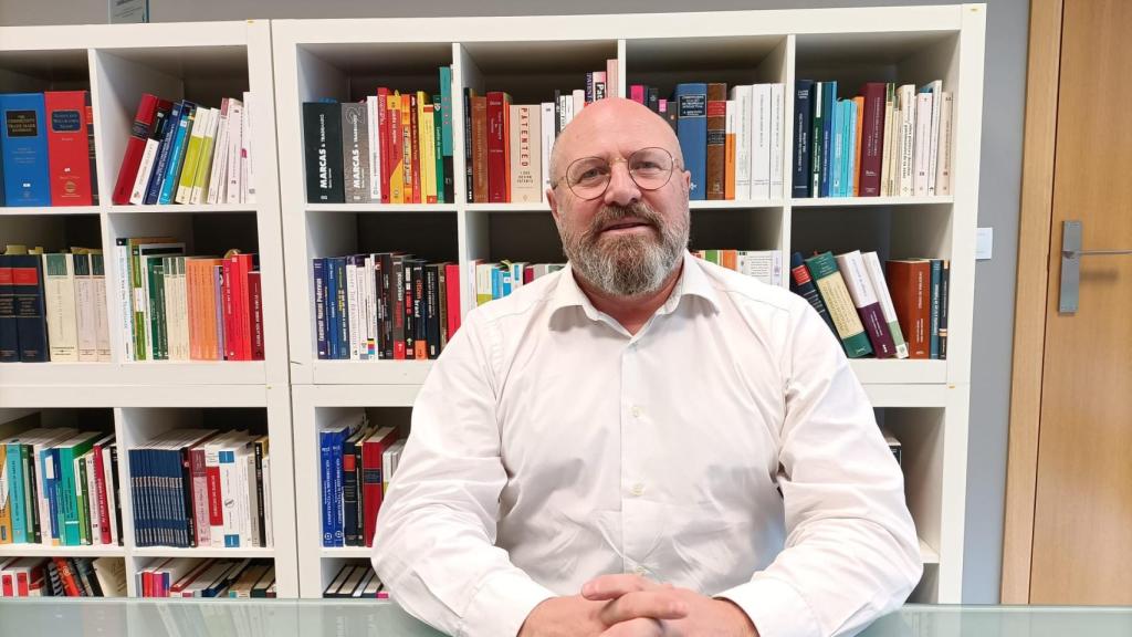 El abogado y empresario ilicitano Enrique Martín en su despacho profesional.