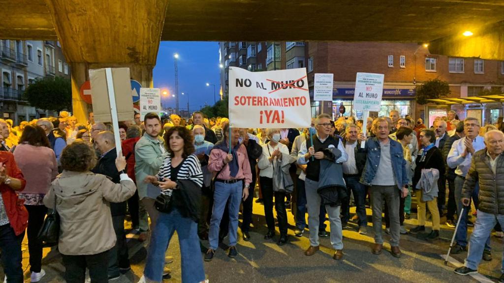 Una concentración de la Plataforma por el Soterramiento en Valladolid.