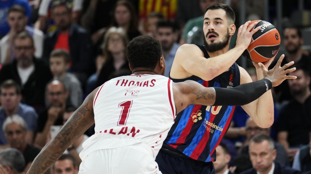 Nikola Kalinic frente al Armani Milan.