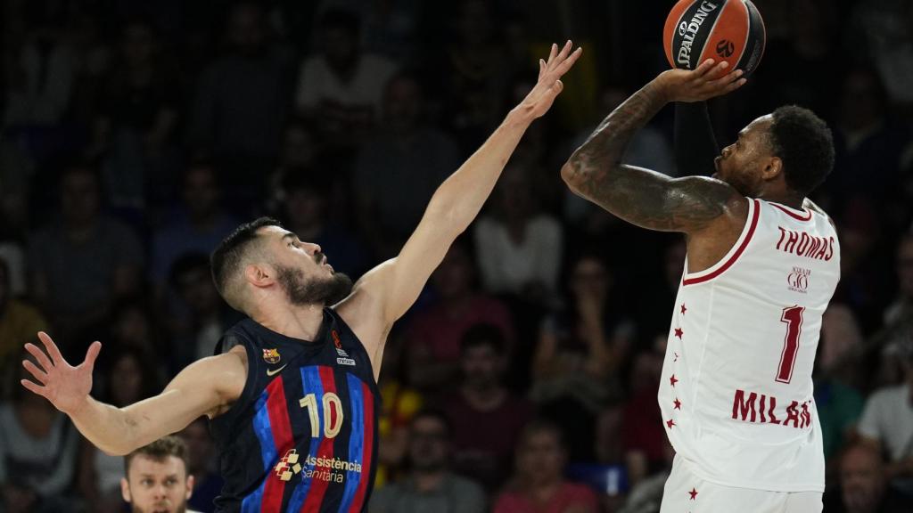 Kalinic defendiendo frente al Armani Milan.