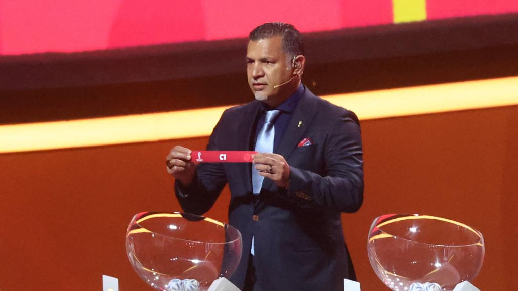 El histórico goleador de Irán Ali Daei en el sorteo el Mundial de Qatar