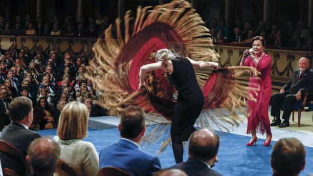 La bailaora María Pagés y la cantaora Carmen Linares interpretan unos versos de Juan Ramón Jiménez en el Teatro Campoamor de Oviedo, durante la ceremonia de los Premios Princesa de Asturias 2022. Foto: Ballesteros / EFE