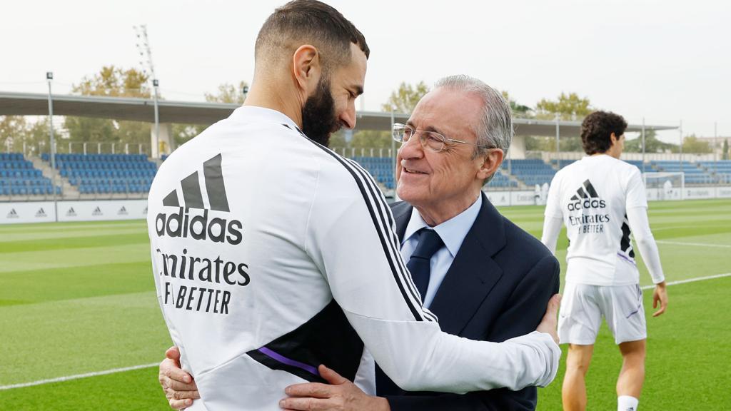 Florentino Pérez saluda a Karim Benzema en el entrenamiento