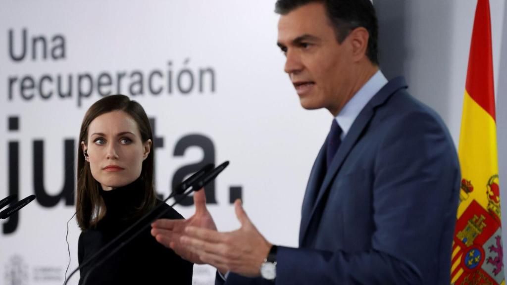 Sanna Marin, primera ministra de Finlandia, mira a Pedro Sánchez durante su comparecencia conjunta en Moncloa.