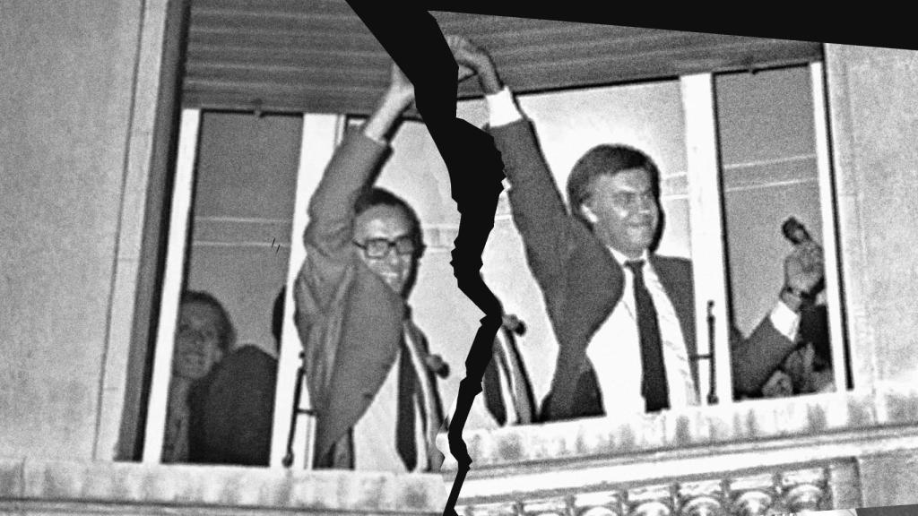 Alfonso Guerra y Felipe González celebran la victoria electoral de octubre de 2022.