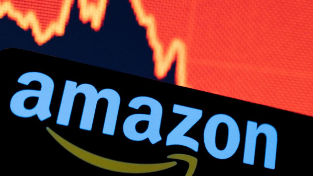 Logo de Amazon frente a un gráfico de cotización.