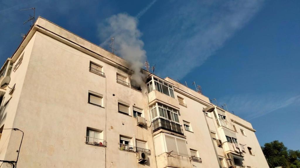 La columna de humo que salía de la vivienda.