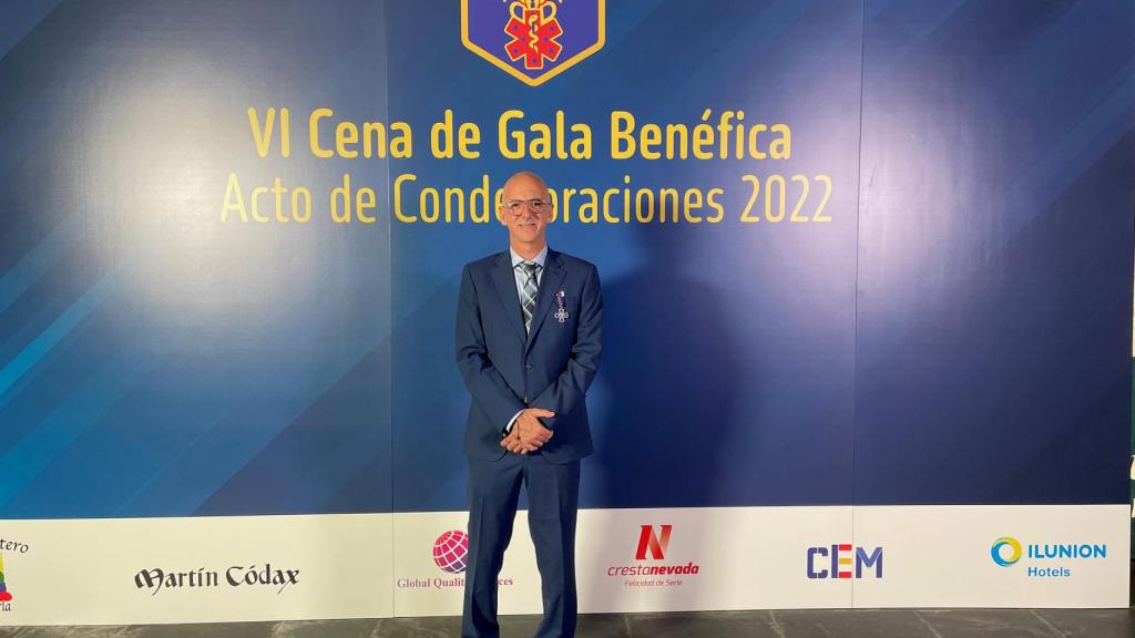 El doctor Luis Ayala en el acto de recepción del premio.