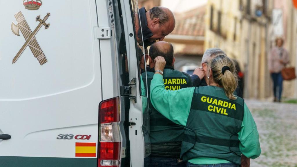 La Guardia Civil traslada a Jesús a los Juzgados.