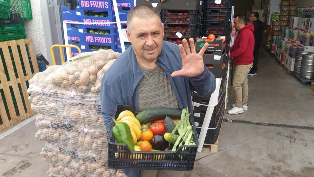 Carlos Moreno, sujetando una caja de fruta y verdura que pesa 5 kilos y cuesta 5 euros.