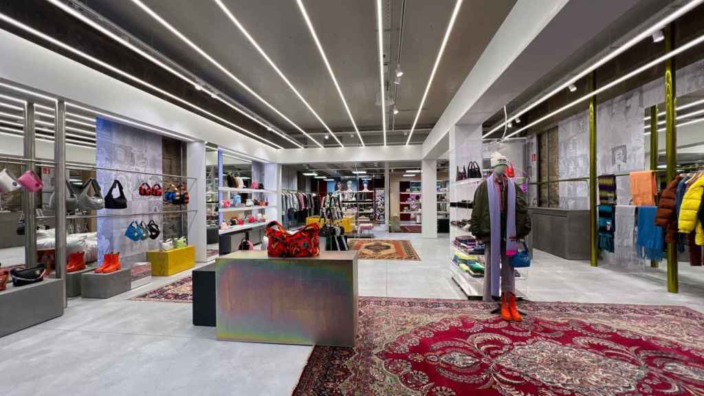 Interior de la nueva tienda de Bimba y Lola en Vigo, en Urzaiz 28.