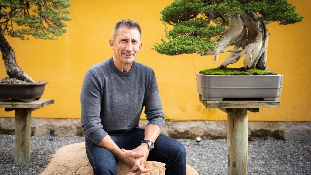 Martínez posa junto al bonsái que acuerda en denominar como el balón de oro de la colección.