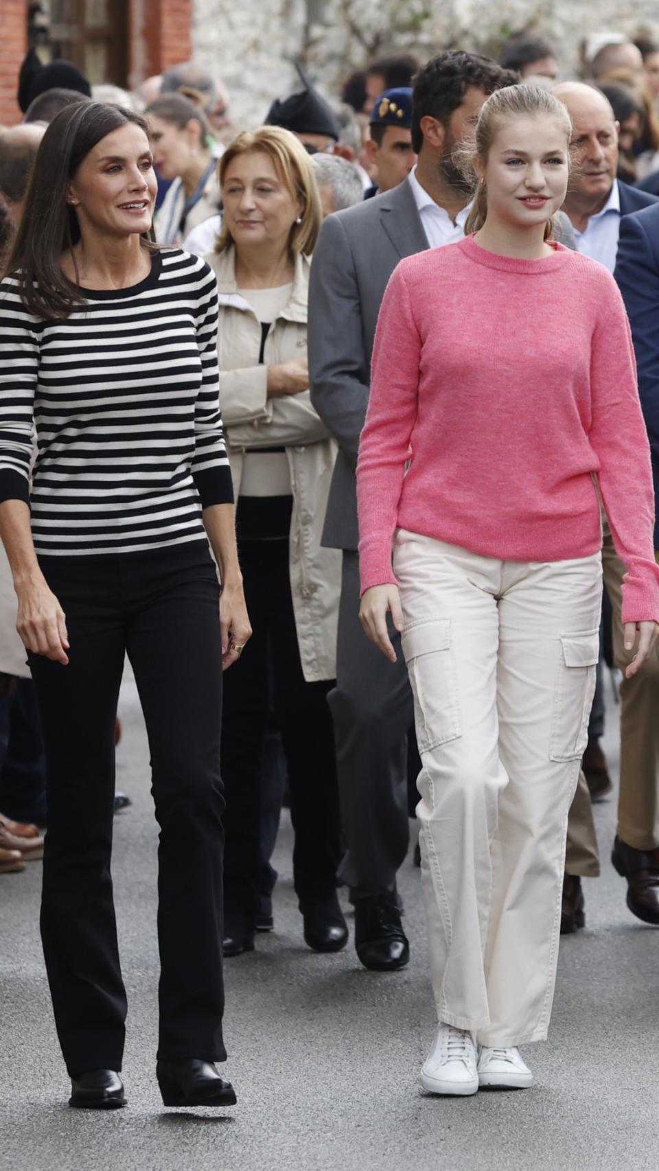 Letizia y Leonor a su llegada al Pueblo Ejemplar 2022.