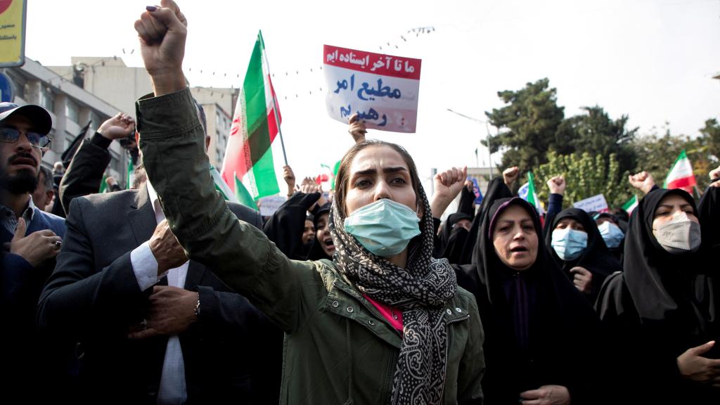 Mujeres protestan este viernes en Irán.