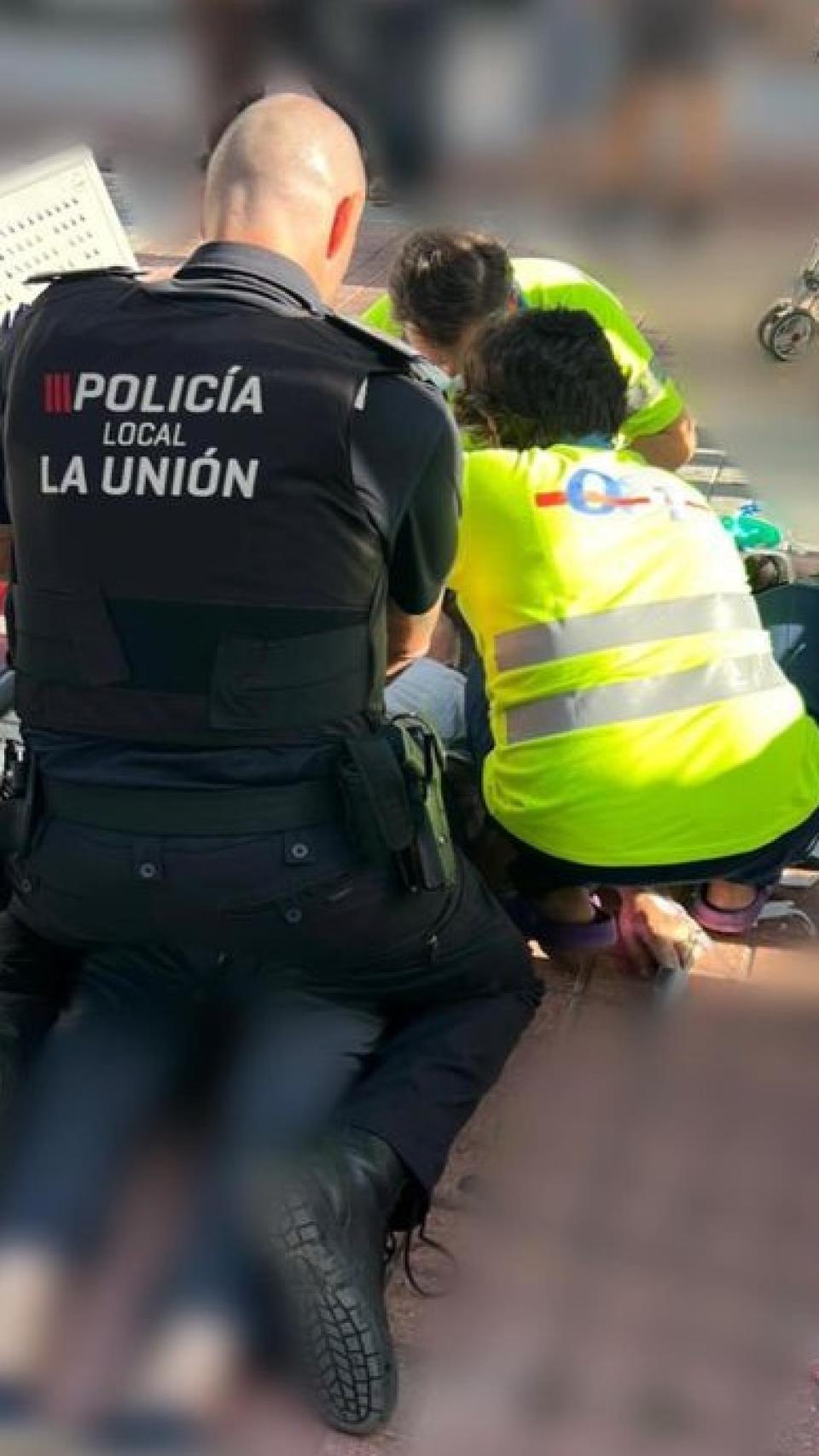 Diego, este martes, ayudando a dos sanitarios a reanimar a un anciano, de 92 años, en la plaza Castelar de La Unión.