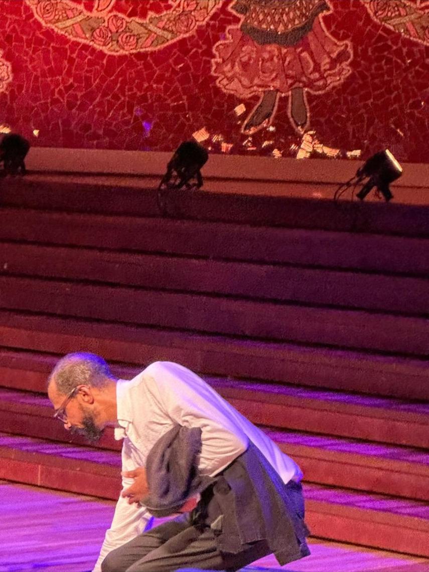 Brian Blade, recogiendo sus palillos al acabar.