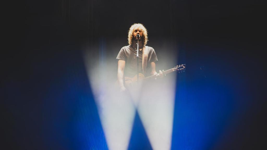 Mikel Izal entre las luces.