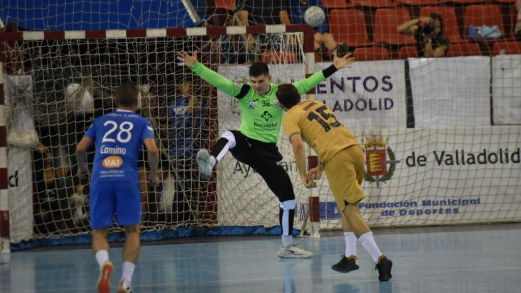 Nico García intenta parar el lanzamiento de penalti