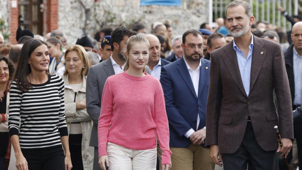 Letizia, camiseta de rayas y botines con cuña: así ha sido su look marinero en la visita al Pueblo Ejemplar 2022