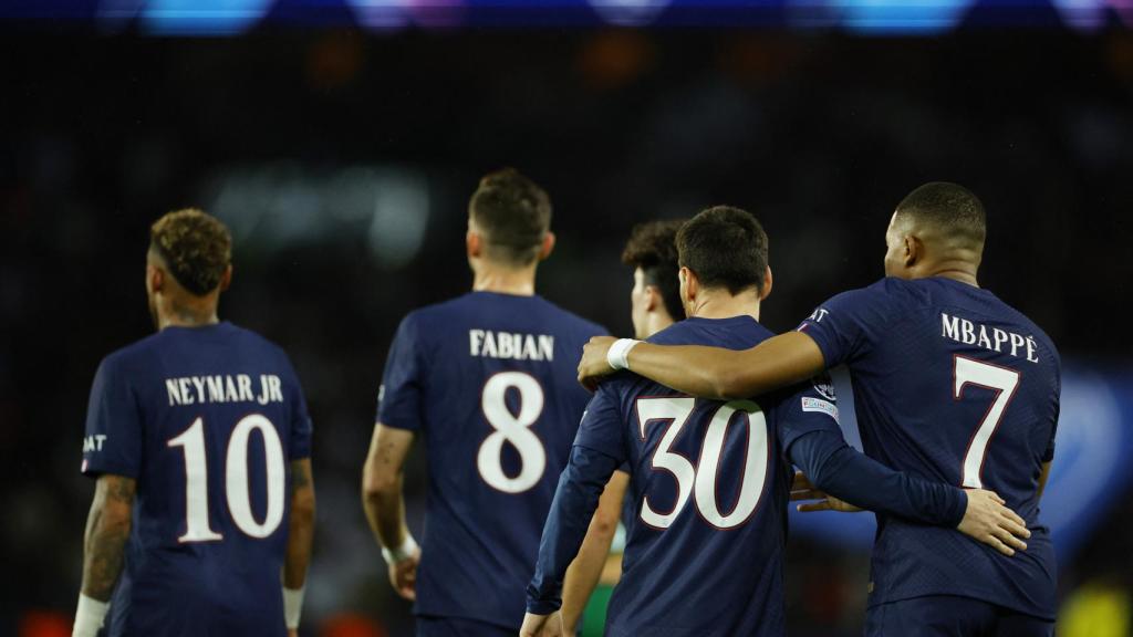 Leo Messi y Kylian Mbappé celebran juntos un gol