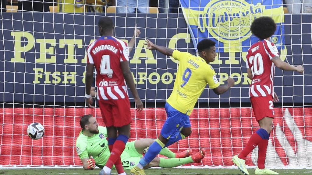 El 'Choco' Lozano celebra un gol ante Jan Oblak
