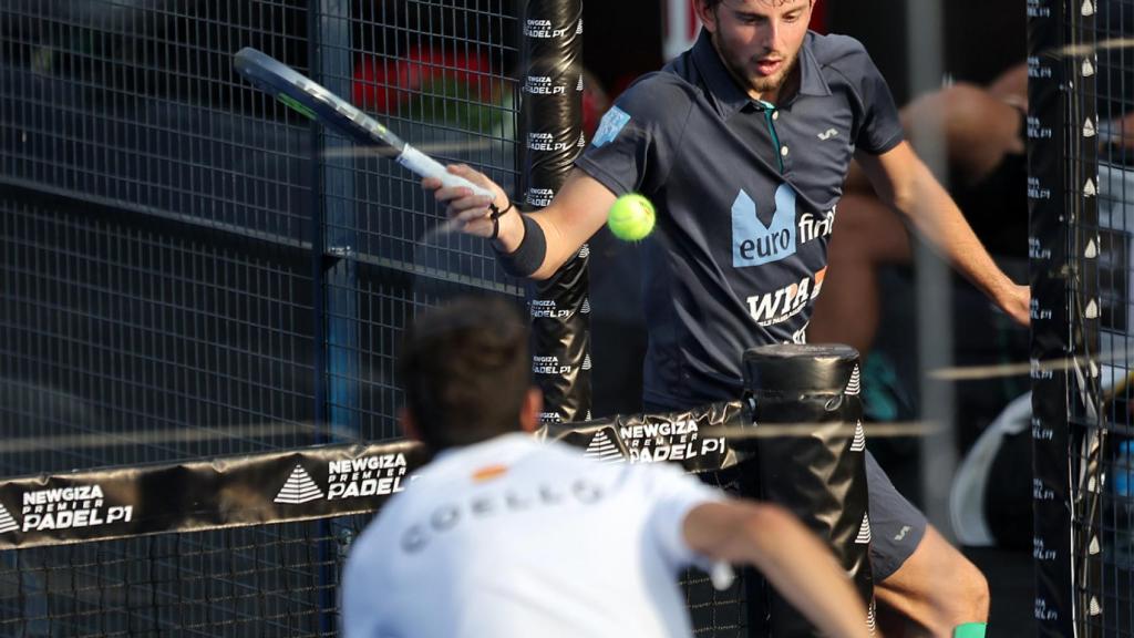 Miguel Yanguas salva una bola fuera de pista ante Arturo Coello en el New Guiza Premier Padel P1