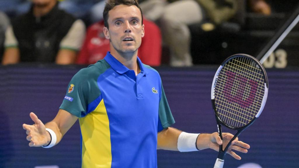 Roberto Bautista no se explica un fallo ante Rune en las semifinales de Basilea
