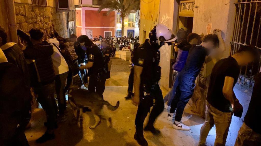 Agentes cacheando a unos jóvenes esta madrugada.