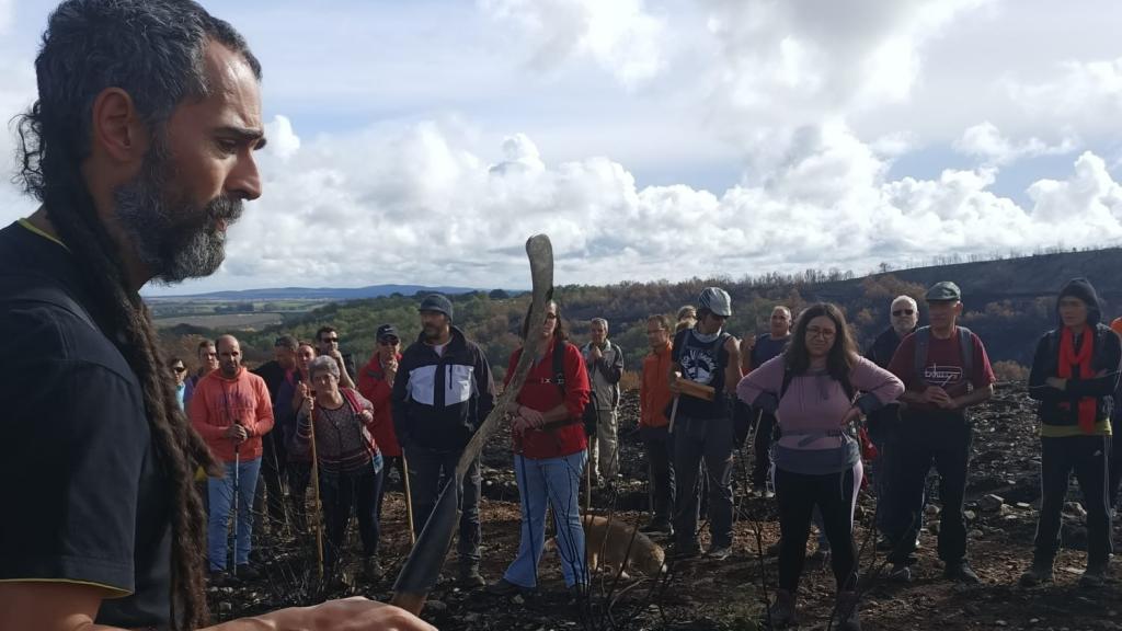 Recorrido por la zona calcinada en el incendio en el campo de tiro del Teleno