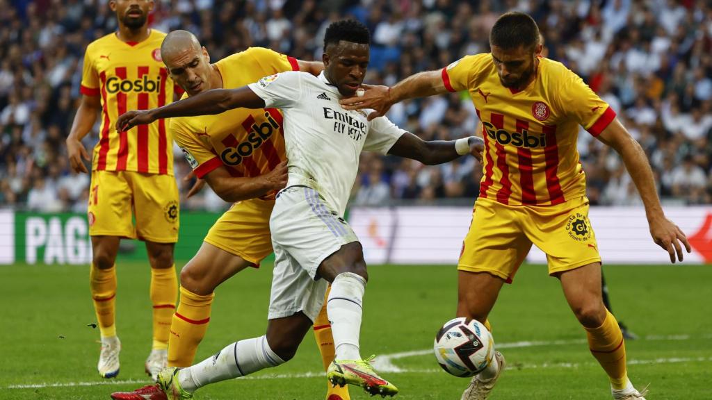 Vinicius encara a tres defensas