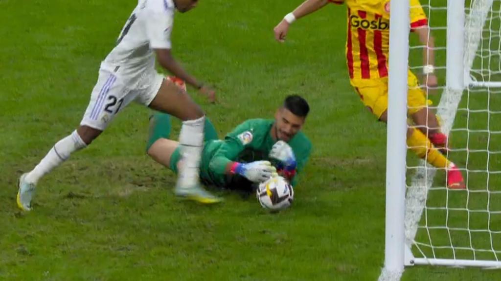 Gol anulado a Rodgrygo por falta a Paulo Gazzaniga
