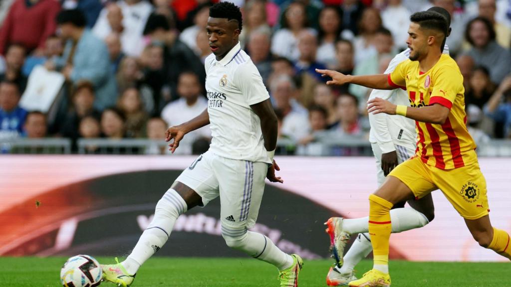 Vinicius perseguido por un futbolista del Girona