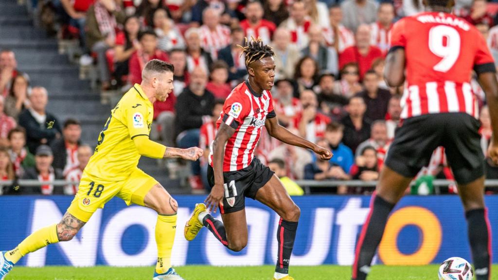 Nico Williams se marcha de Alberto Moreno.