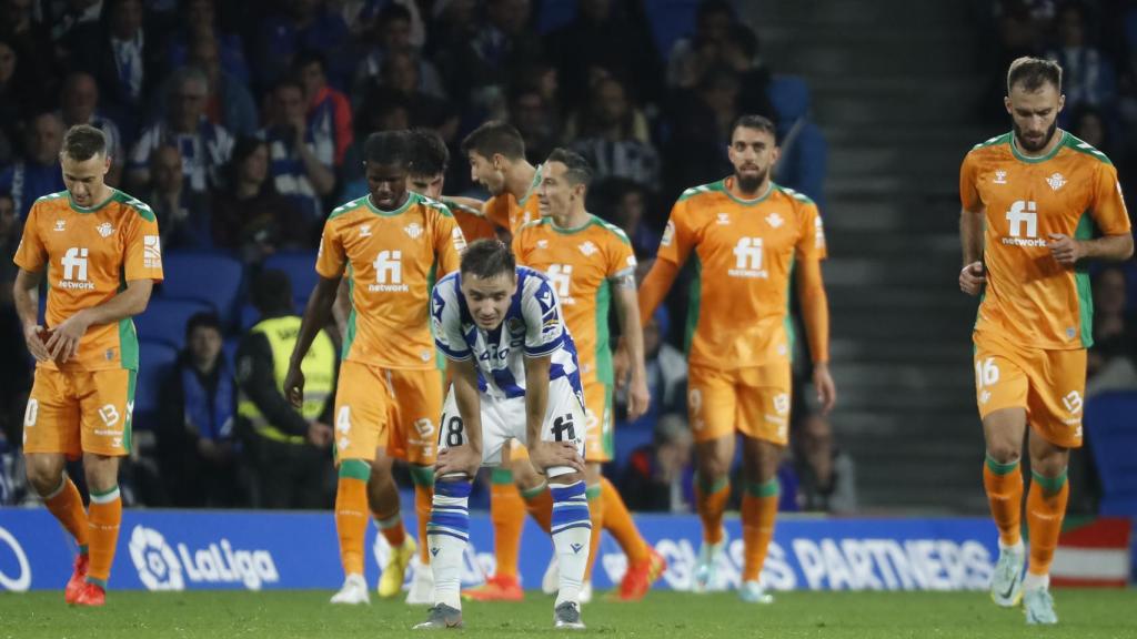Los jugadores del Betis celebran el gol de la victoria.