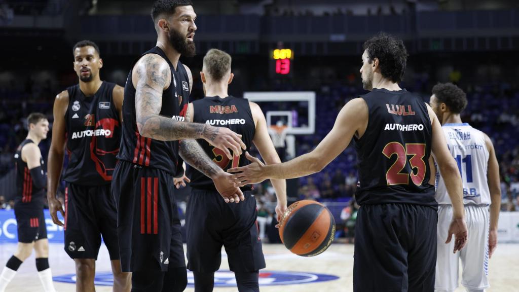 Vincent Poirier y Sergio Llull, con la camiseta del Real Madrid de Baloncesto de Marvel