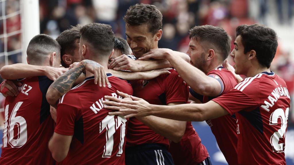 Piña de los jugadores de Osasuna para celebrar un gol en La Liga 2022/2023