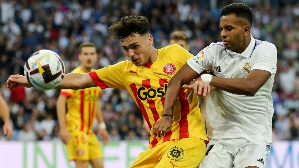 Rodrygo lucha un balón.