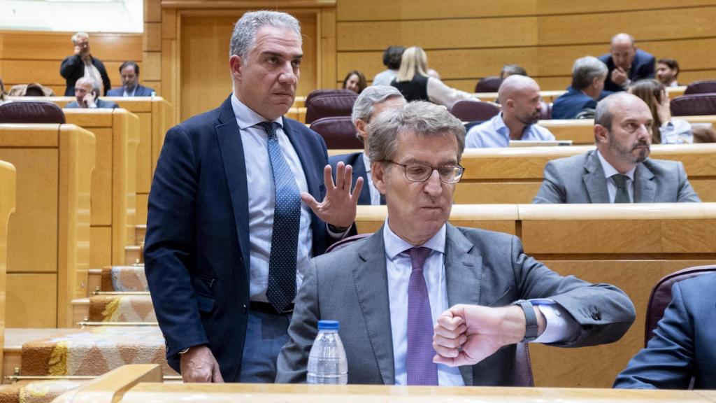 Feijóo, sentado, durante la última sesión de control al Gobierno en el Senado.
