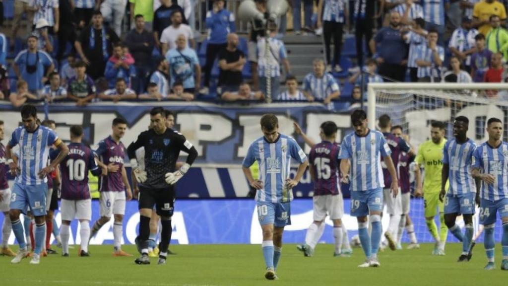 Jugadores del Málaga durante el partido contra el Eibar