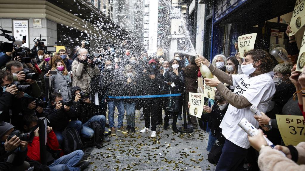 Celebración en Doña Manolita por haber repartido el 'Gordo' de Navidad en 2020.