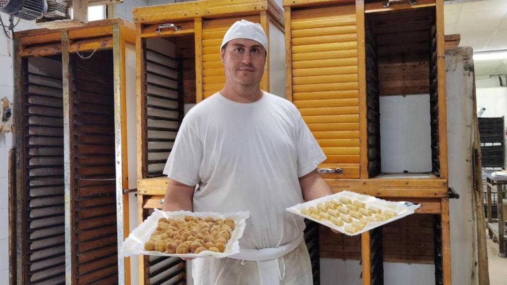 Manuel Bardisa con los dulces que preparan en su obrador para su Horno Bardisa Pérez.