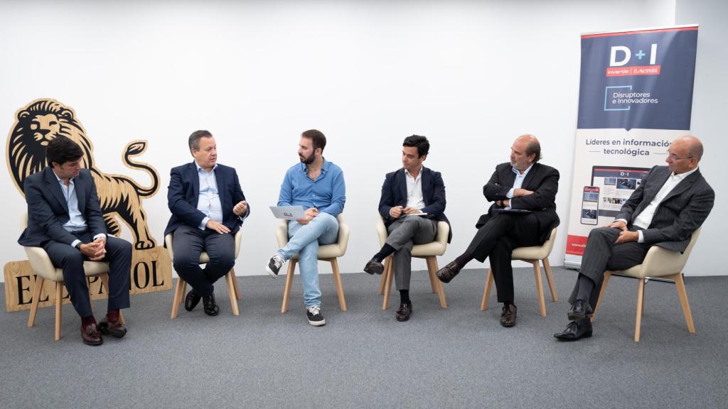 Un instante del encuentro con Manuel Pérez-Tabernero (Schneider Electric), Ricardo Abad (Quark), Alberto Iglesias Fraga (D+I - EL ESPAÑOL), Álvaro Rivera (Capital Energy), Emilio Díaz (Nabiax) y Robert Assink (Digital Realty)