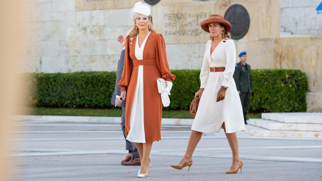 La reina Máxima de Holanda con vinilos de tacón y tocado.