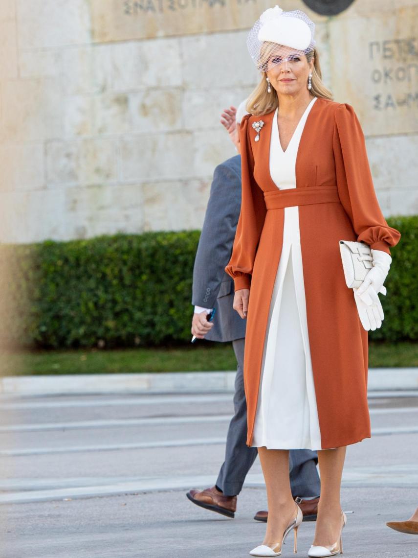 Máxima de Holanda con vestido bicolor de marca griega.