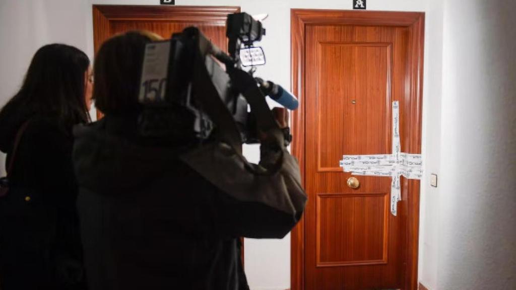 Puerta del inmueble donde la Policía encontró el cadáver de la pequeña.