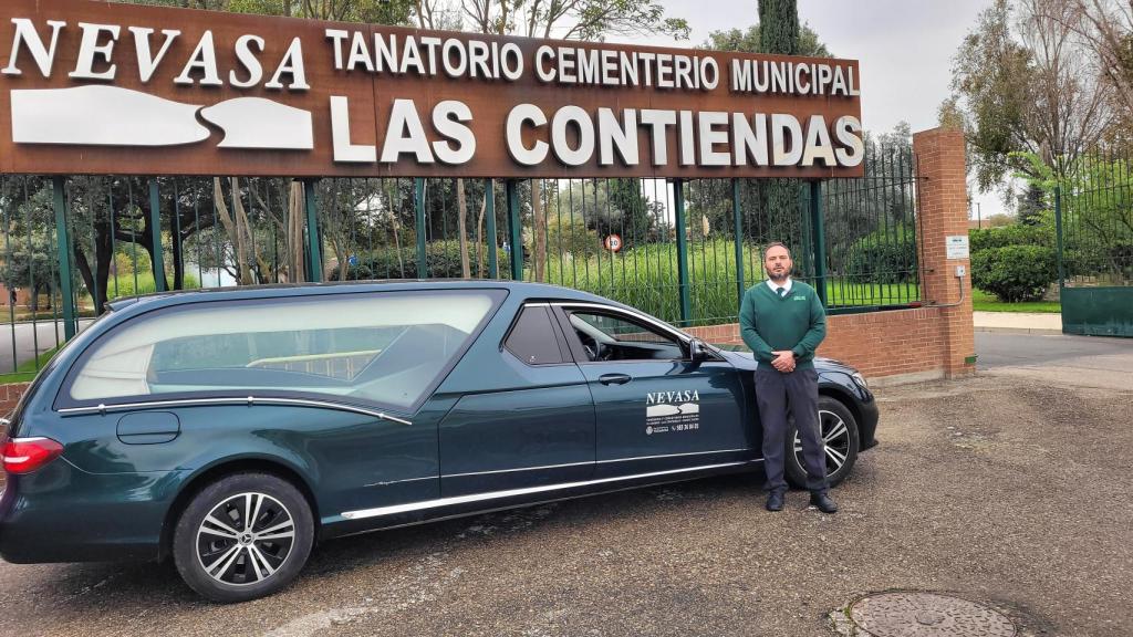 Jesús Ángel con su coche fúnebre