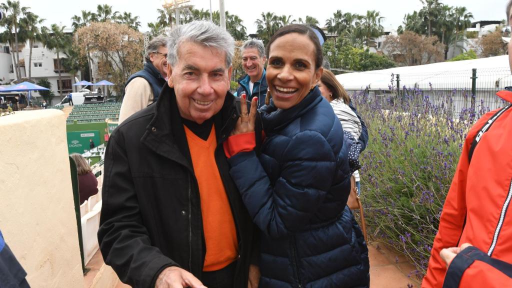 Manolo Santana y su mujer, hoy viuda, Claudia Rodríguez, en un evento público.