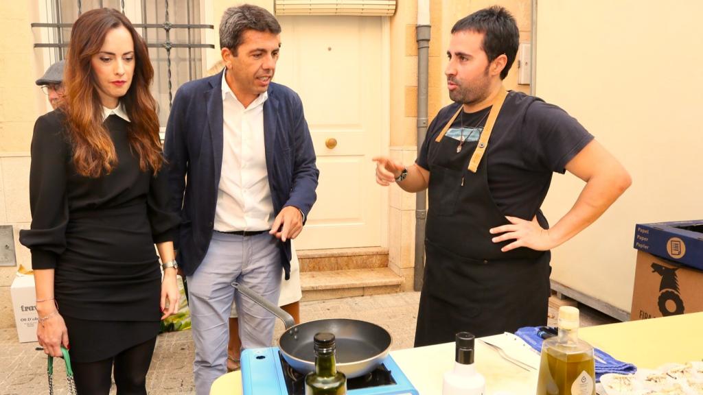 Carlos Mazón y Mireia Estepa durante la visita a la Fira Tots Sants.