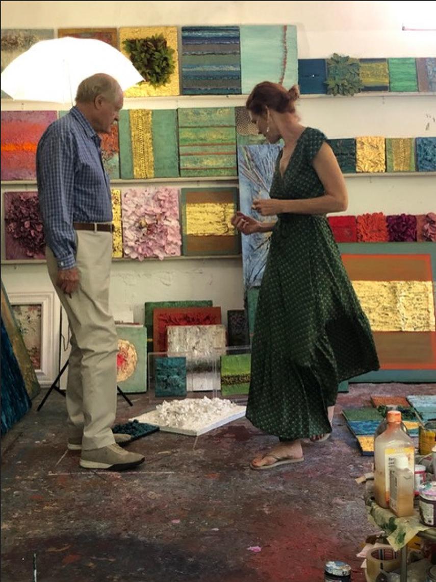 Natasha Zupan con su padre en el estudio.